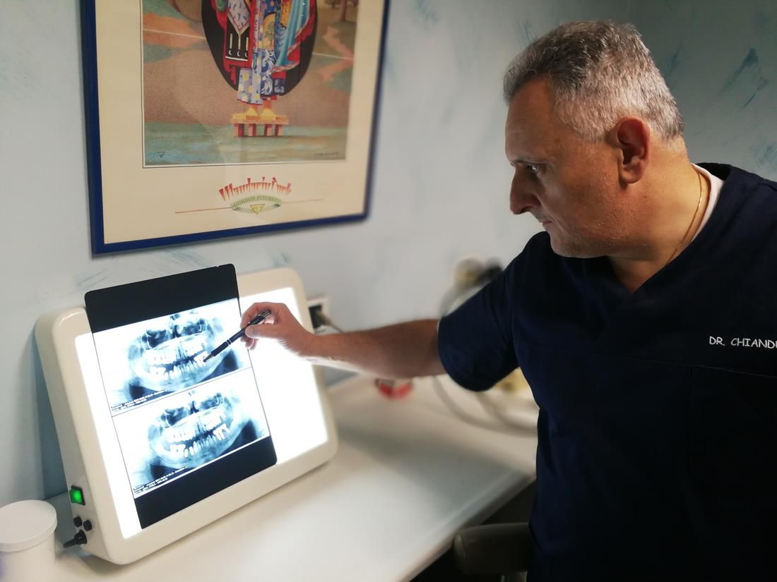 Il Dott. Paolo Chiandussi osserva le radiografie su uno schermo