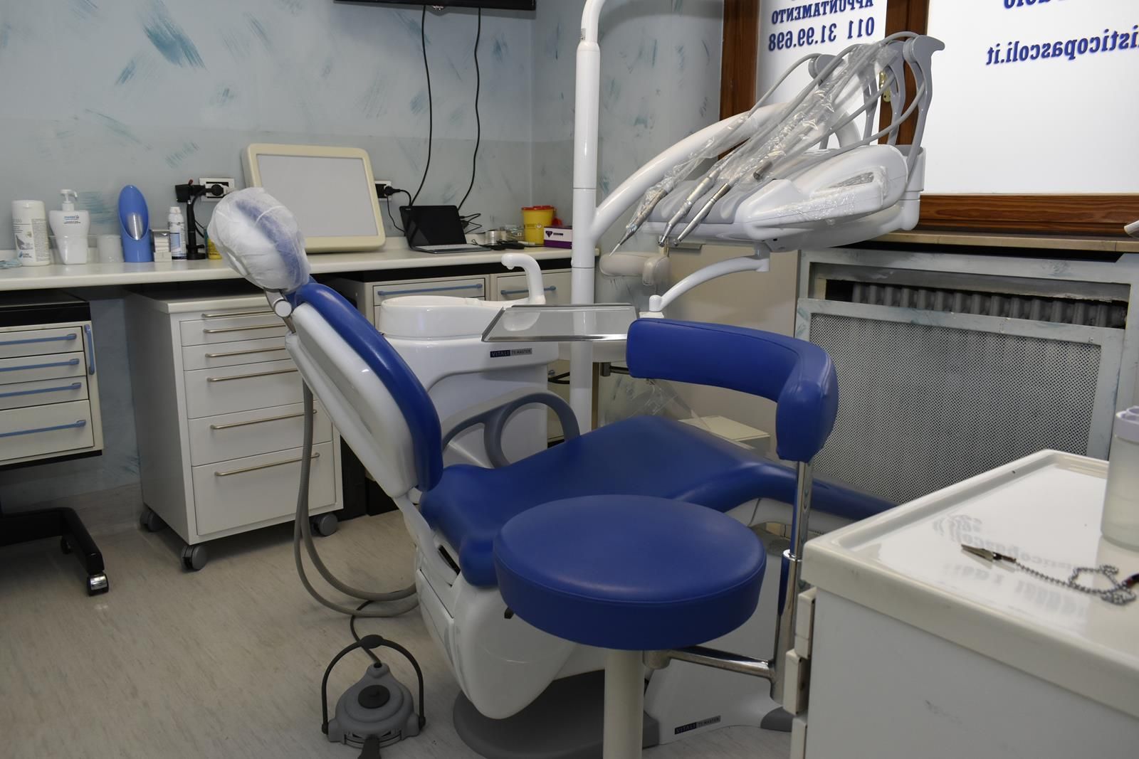 Una sala di cura dello studio, con la poltrona blu e la finestra