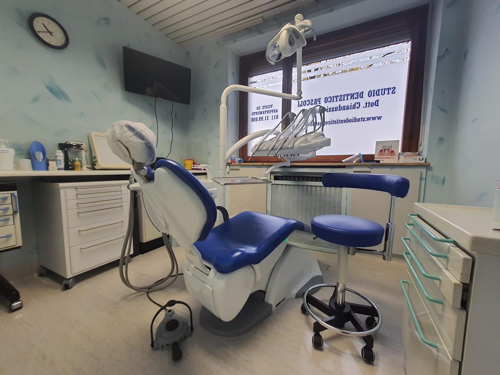Una sala di cura con la poltrona blu